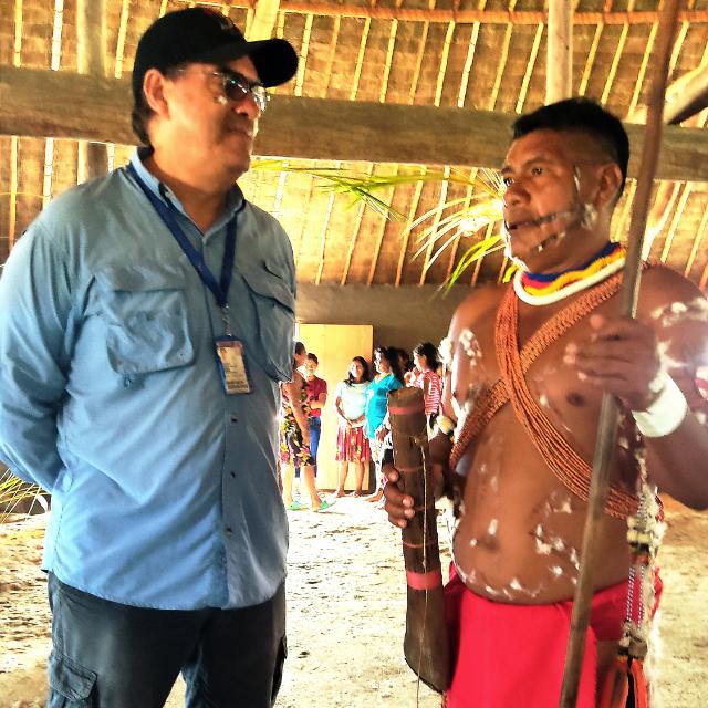 Diálogo con líder indígena en Amazonas.