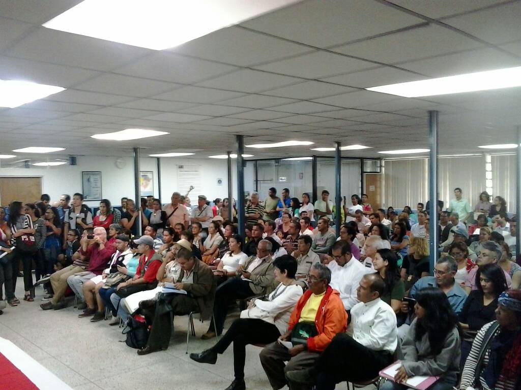 Auditorio durante encuentro comunitario.